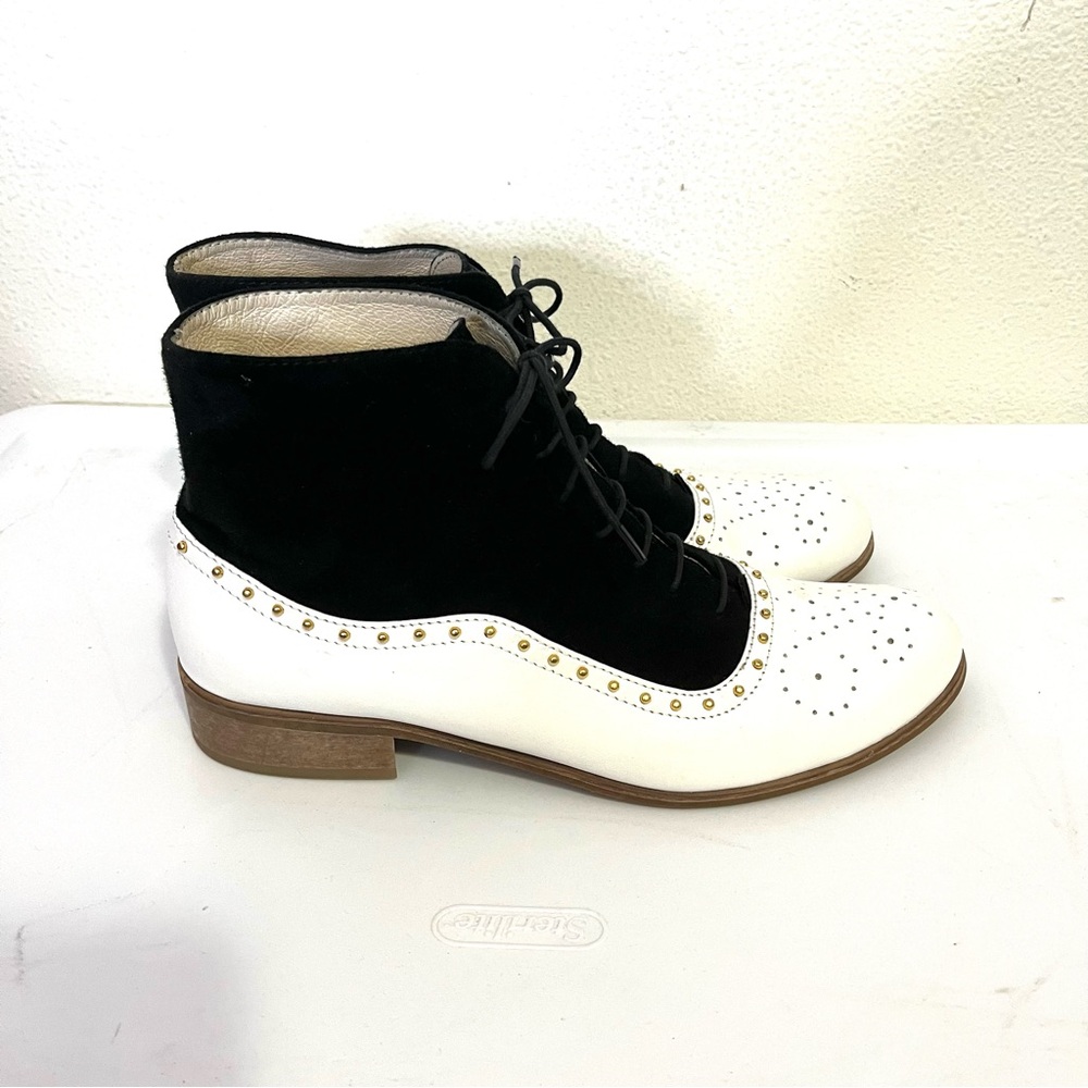 Stylish Black and White Ankle Boots - Picture 3 of 7